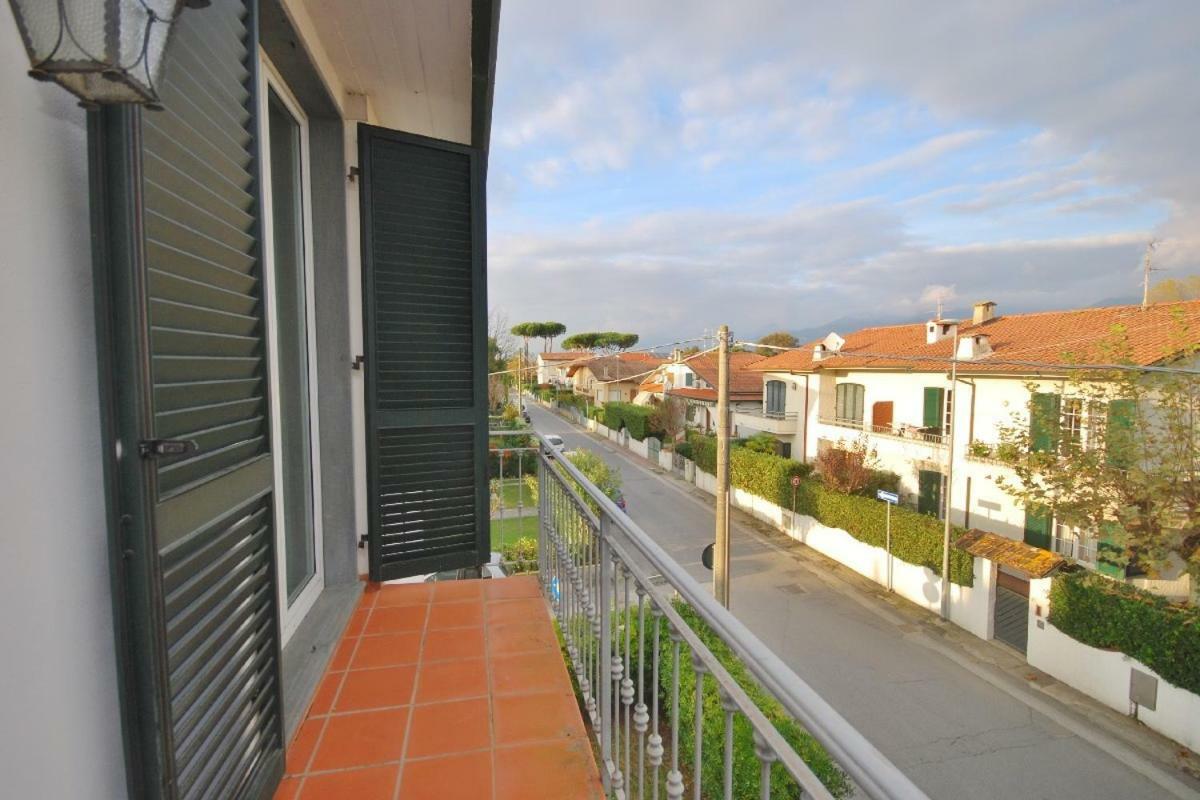 Raffinato Attico Vicino Al Mare Con Solarium Lido Di Camaiore Exterior foto
