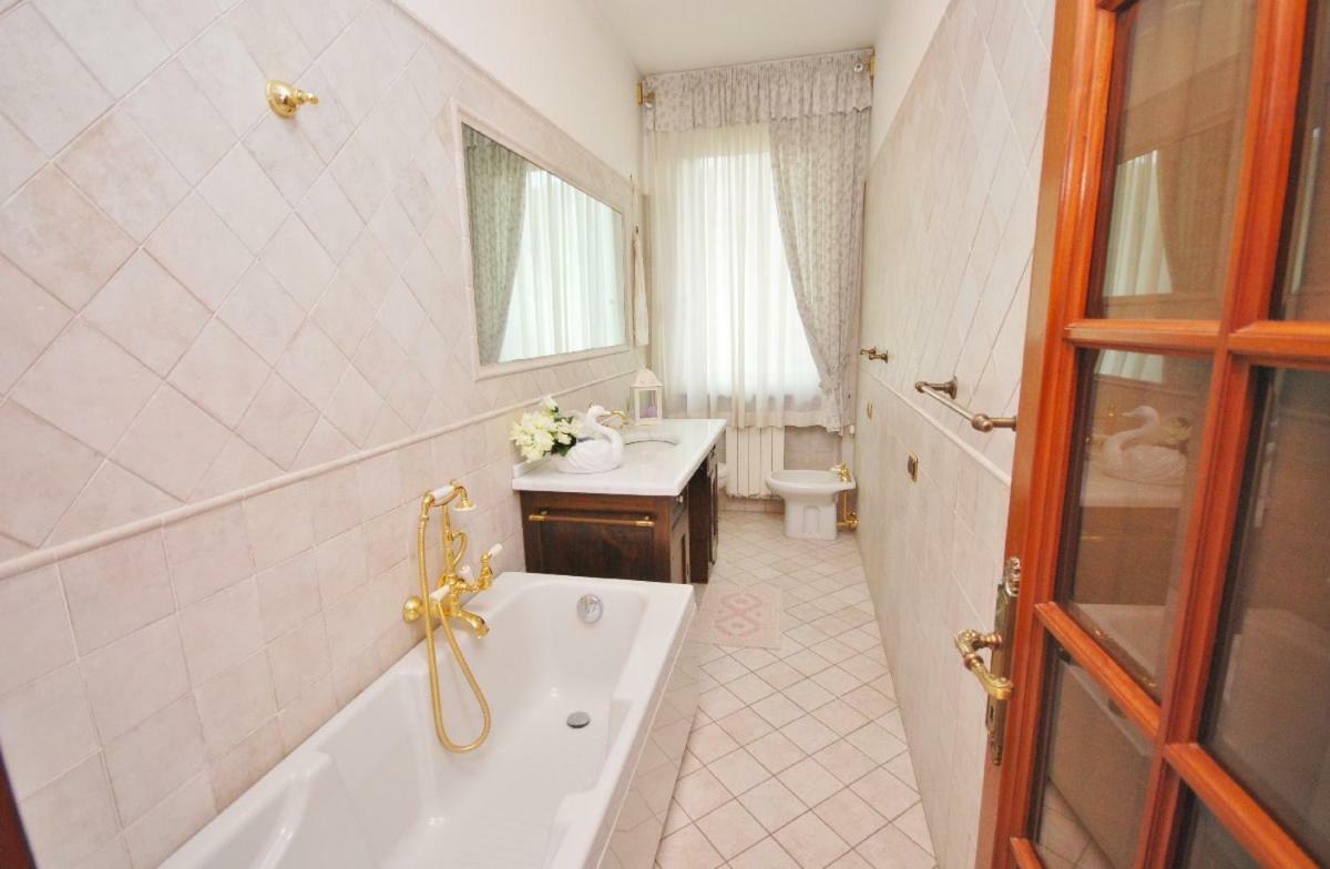 Raffinato Attico Vicino Al Mare Con Solarium Lido Di Camaiore Exterior foto