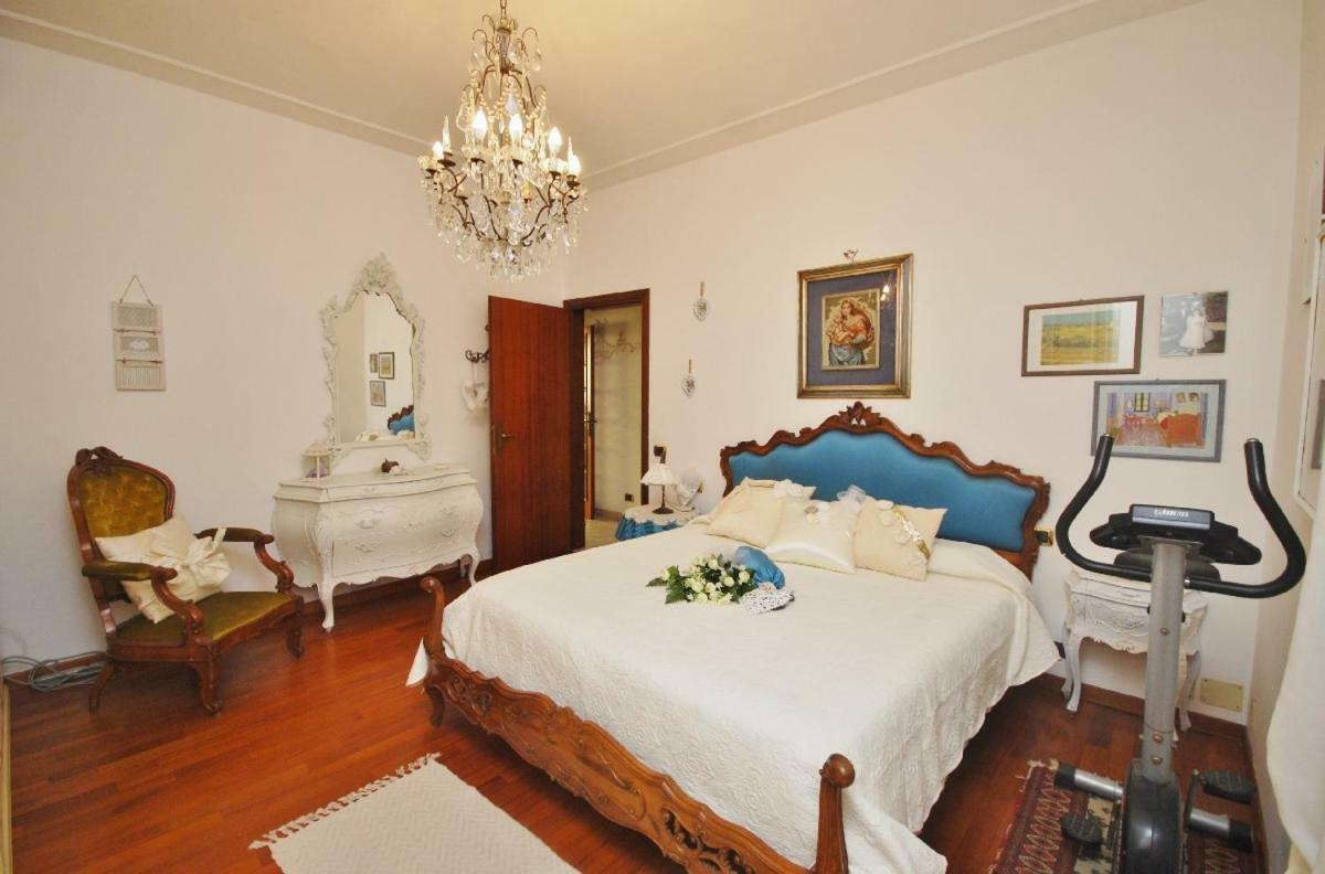 Raffinato Attico Vicino Al Mare Con Solarium Lido Di Camaiore Exterior foto