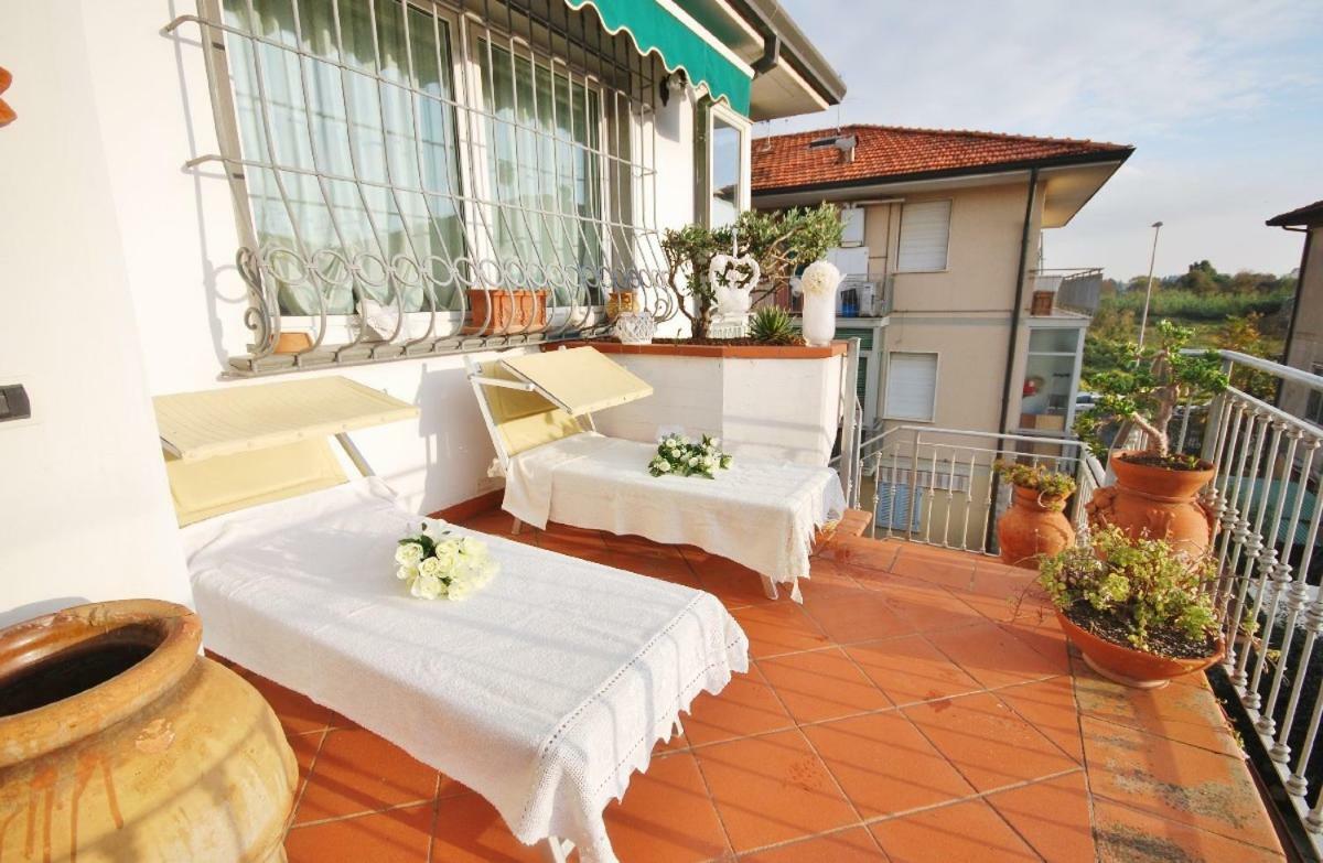 Raffinato Attico Vicino Al Mare Con Solarium Lido Di Camaiore Exterior foto