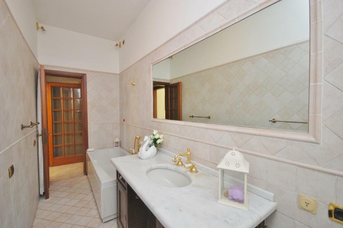 Raffinato Attico Vicino Al Mare Con Solarium Lido Di Camaiore Exterior foto