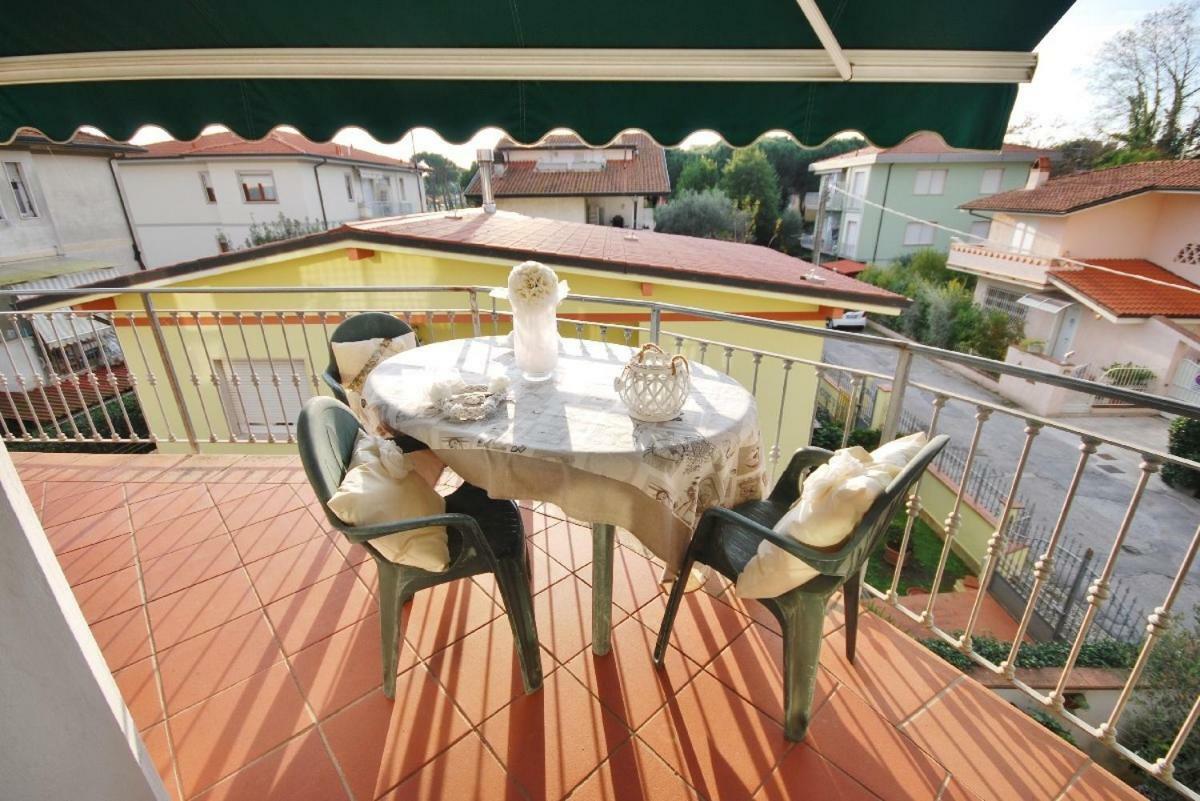 Raffinato Attico Vicino Al Mare Con Solarium Lido Di Camaiore Exterior foto