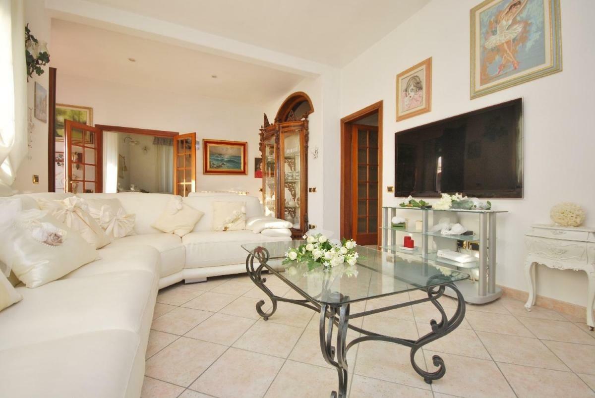 Raffinato Attico Vicino Al Mare Con Solarium Lido Di Camaiore Exterior foto