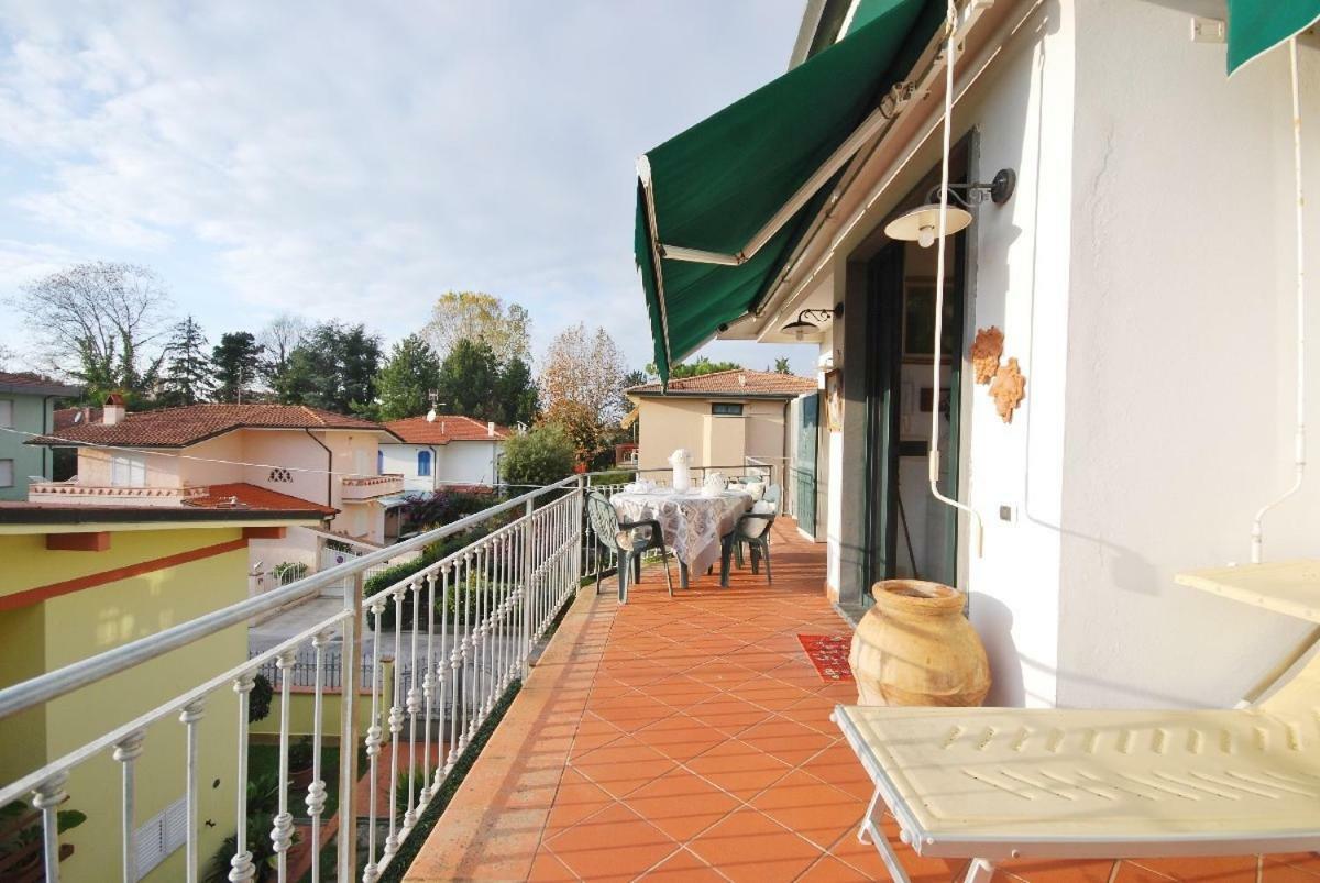 Raffinato Attico Vicino Al Mare Con Solarium Lido Di Camaiore Exterior foto