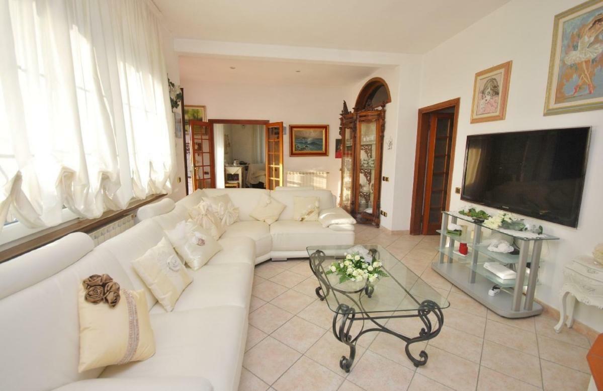 Raffinato Attico Vicino Al Mare Con Solarium Lido Di Camaiore Exterior foto