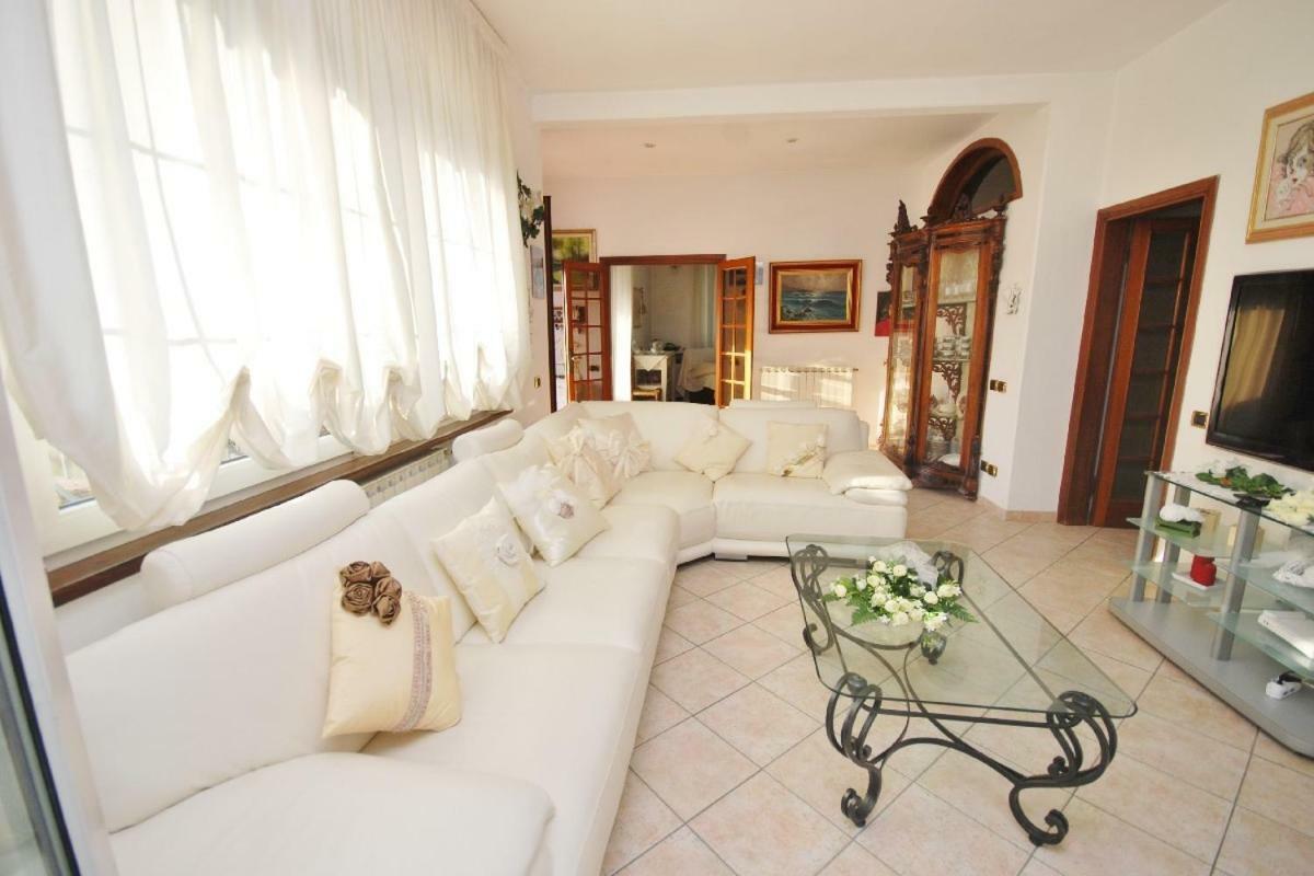 Raffinato Attico Vicino Al Mare Con Solarium Lido Di Camaiore Exterior foto